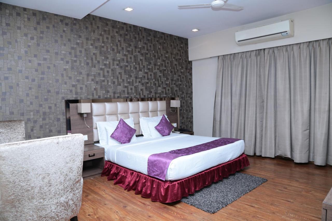 Hotel Kc Manor à Jamshedpur Extérieur photo